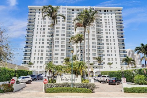 Снять в аренду кондоминиум в Форт-Лодердейл, Флорида 2 спальни, 106.28м2, № 1988235 - фото 23