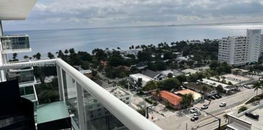 Кондоминиум с 2 спальнями в Форт-Лодердейл, Флорида № 1988235