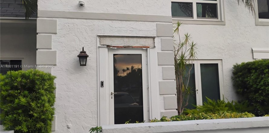 Townhouse in Hallandale Beach, Florida 2 bedrooms, 167.04 sq.m. № 1891101