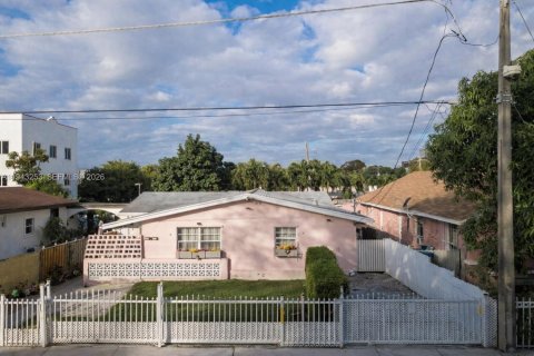 Commercial property in Miami, Florida 175.59 sq.m. № 2089333 - photo 4
