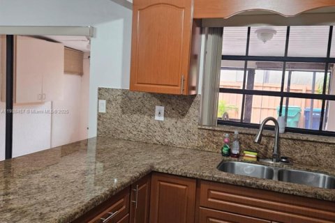 Touwnhouse à vendre à Miami, Floride: 3 chambres, 126.35 m2 № 1964584 - photo 11