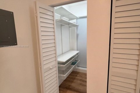 Снять в аренду коммерческую недвижимость в Майами, Флорида 1 спальня, № 1985717 - фото 2