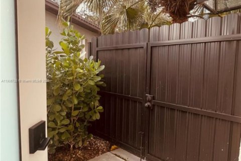 Снять в аренду коммерческую недвижимость в Майами, Флорида 1 спальня, № 1985717 - фото 10