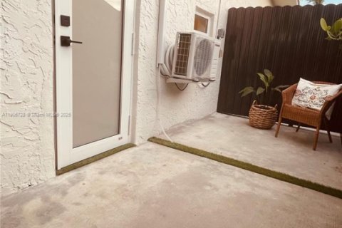 Снять в аренду коммерческую недвижимость в Майами, Флорида 1 спальня, № 1985717 - фото 9