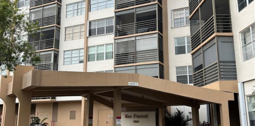 Кондоминиум с 2 спальнями в Пемброк-Пайнс, Флорида № 2002408