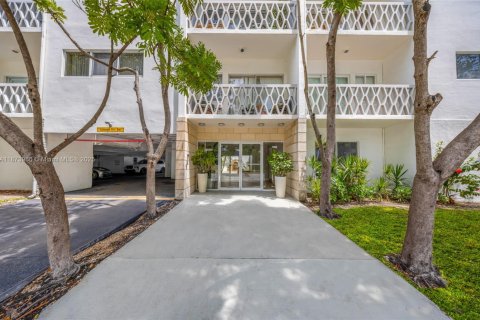 Купить кондоминиум в Бей-Харбор-Айлендс, Флорида 1 спальня, 73.3м2, № 1923155 - фото 2