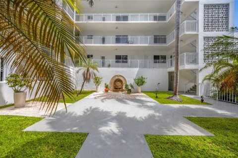 Купить кондоминиум в Бей-Харбор-Айлендс, Флорида 1 спальня, 73.3м2, № 1923155 - фото 30