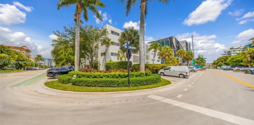 Кондоминиум с 1 спальней в Бей-Харбор-Айлендс, Флорида № 1923155