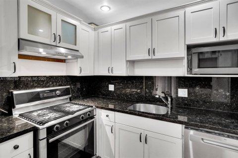 Снять в аренду кондоминиум в Корал-Гейблс, Флорида 1 спальня, 72.46м2, № 2049628 - фото 3