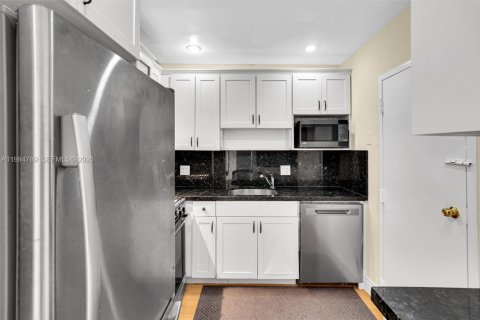 Снять в аренду кондоминиум в Корал-Гейблс, Флорида 1 спальня, 72.46м2, № 2049628 - фото 2