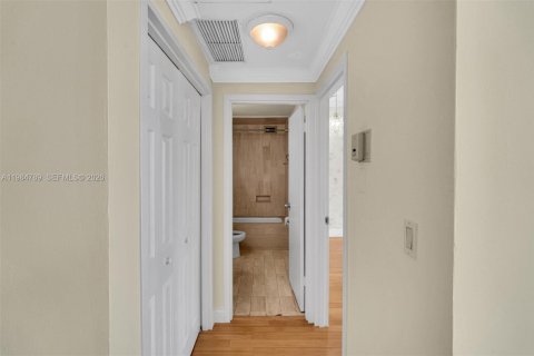 Снять в аренду кондоминиум в Корал-Гейблс, Флорида 1 спальня, 72.46м2, № 2049628 - фото 11