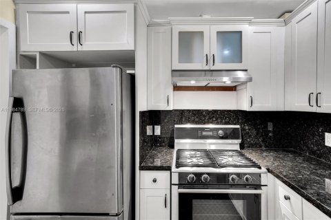 Снять в аренду кондоминиум в Корал-Гейблс, Флорида 1 спальня, 72.46м2, № 2049628 - фото 4