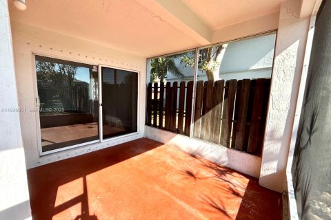 Снять в аренду таунхаус в Майами, Флорида 4 спальни, 154.87м2, № 1994232 - фото 28