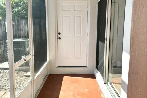 Снять в аренду таунхаус в Майами, Флорида 4 спальни, 154.87м2, № 1994232 - фото 29