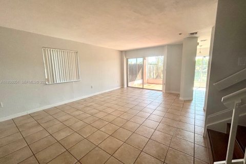 Снять в аренду таунхаус в Майами, Флорида 4 спальни, 154.87м2, № 1994232 - фото 9