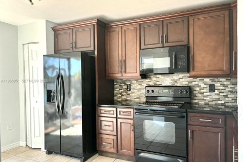 Снять в аренду таунхаус в Майами, Флорида 4 спальни, 154.87м2, № 1994232 - фото 8