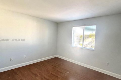 Снять в аренду таунхаус в Майами, Флорида 4 спальни, 154.87м2, № 1994232 - фото 24