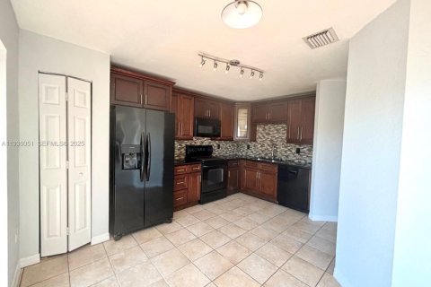 Снять в аренду таунхаус в Майами, Флорида 4 спальни, 154.87м2, № 1994232 - фото 7