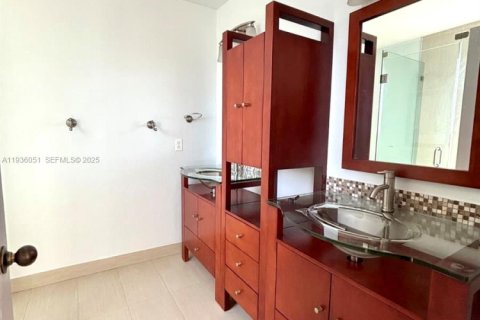 Снять в аренду таунхаус в Майами, Флорида 4 спальни, 154.87м2, № 1994232 - фото 19