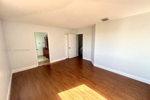 Снять в аренду таунхаус в Майами, Флорида 4 спальни, 154.87м2, № 1994232 - фото 12