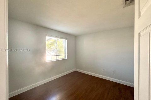 Снять в аренду таунхаус в Майами, Флорида 4 спальни, 154.87м2, № 1994232 - фото 14