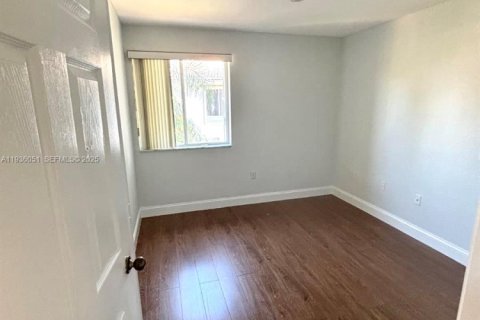 Снять в аренду таунхаус в Майами, Флорида 4 спальни, 154.87м2, № 1994232 - фото 15