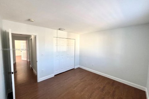 Снять в аренду таунхаус в Майами, Флорида 4 спальни, 154.87м2, № 1994232 - фото 23