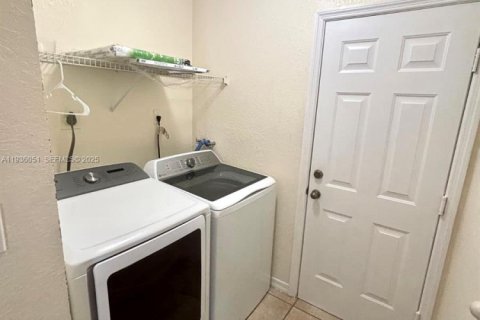 Снять в аренду таунхаус в Майами, Флорида 4 спальни, 154.87м2, № 1994232 - фото 25