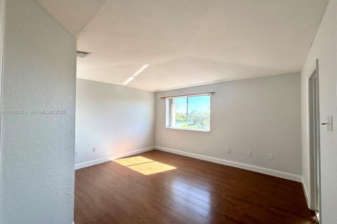 Снять в аренду таунхаус в Майами, Флорида 4 спальни, 154.87м2, № 1994232 - фото 17