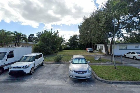 Commercial property in North Miami Beach, Florida № 1766538 - photo 1