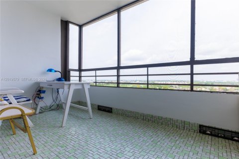 Condominio en venta en Hallandale Beach, Florida, 2 dormitorios, 130.06 m2 № 2169385 - foto 12