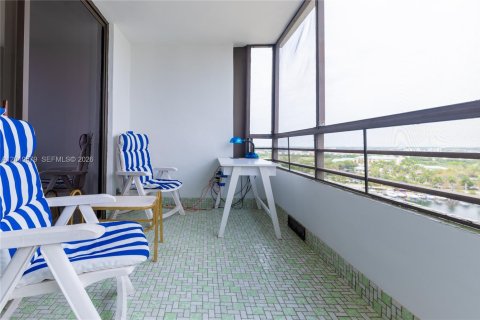 Condominio en venta en Hallandale Beach, Florida, 2 dormitorios, 130.06 m2 № 2169385 - foto 11