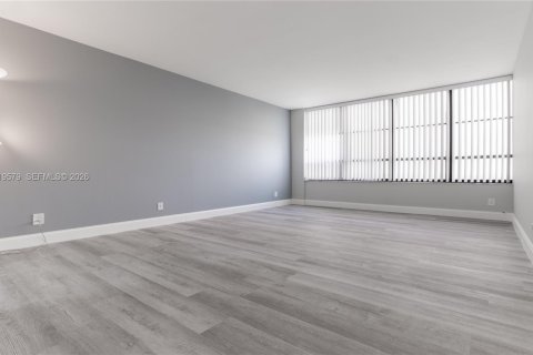 Condominio en venta en Hallandale Beach, Florida, 2 dormitorios, 130.06 m2 № 2169385 - foto 4