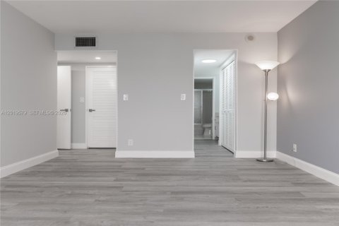 Condominio en venta en Hallandale Beach, Florida, 2 dormitorios, 130.06 m2 № 2169385 - foto 19