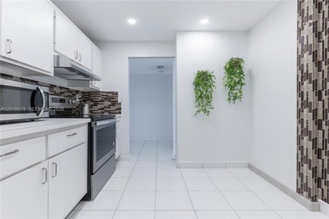 Condominio en venta en Hallandale Beach, Florida, 2 dormitorios, 130.06 m2 № 2169385 - foto 16