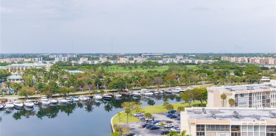 Condominio en Hallandale Beach, Florida, 2 dormitorios № 2169385