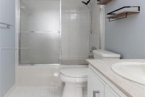 Condominio en venta en Hallandale Beach, Florida, 2 dormitorios, 130.06 m2 № 2169385 - foto 30