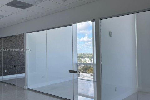 Commercial property in Miami, Florida № 1957439 - photo 4