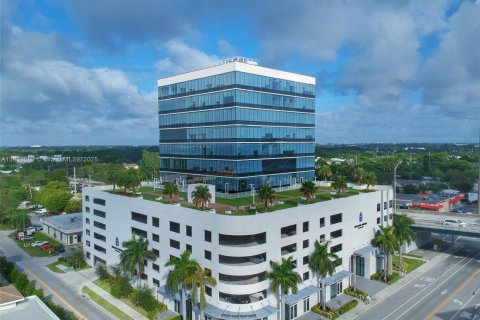 Commercial property in Miami, Florida № 1957439