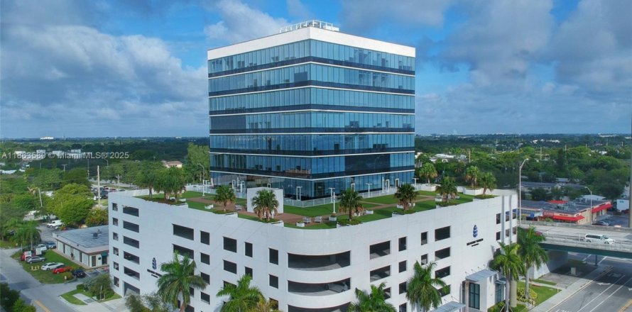 Commercial property in Miami, Florida № 1957439