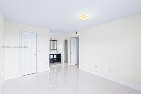 Condo in West Palm Beach, Florida, 2 bedrooms  № 1839622 - photo 16