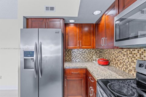 Condo in West Palm Beach, Florida, 2 bedrooms  № 1839622 - photo 2