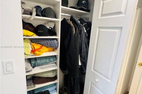 Condo in Hallandale Beach, Florida, 1 bedroom № 2028307 - photo 25