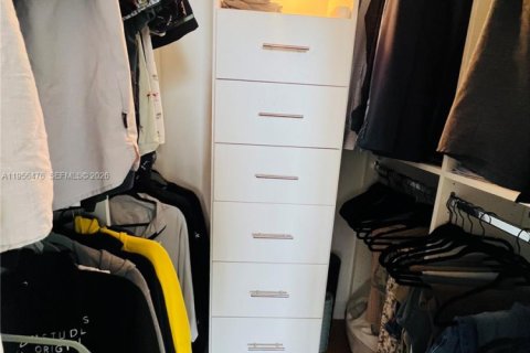 Condo in Hallandale Beach, Florida, 1 bedroom № 2028307 - photo 24