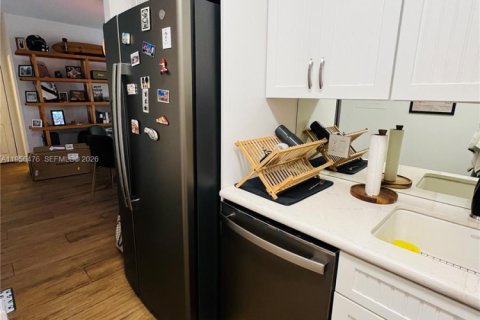 Condo in Hallandale Beach, Florida, 1 bedroom № 2028307 - photo 11