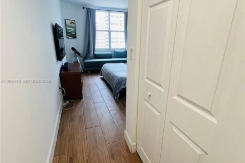 Condo in Hallandale Beach, Florida, 1 bedroom № 2028307 - photo 19