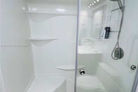 Condo in Hallandale Beach, Florida, 1 bedroom № 2028307 - photo 27
