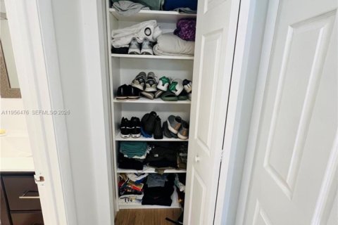 Condo in Hallandale Beach, Florida, 1 bedroom № 2028307 - photo 26