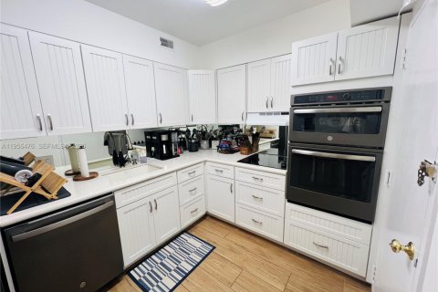 Condo in Hallandale Beach, Florida, 1 bedroom № 2028307 - photo 3