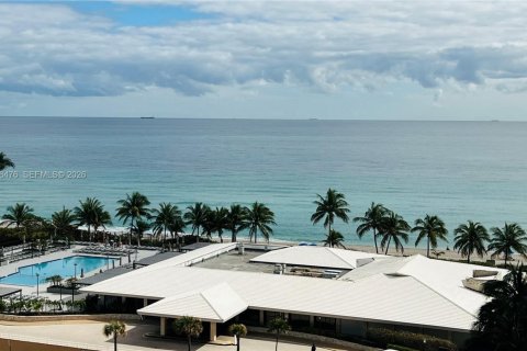 Condo in Hallandale Beach, Florida, 1 bedroom № 2028307 - photo 16